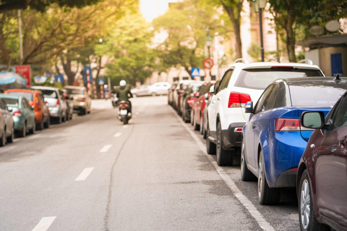 Qué es la V-19, una pegatina obligatoria en casi todos los coches