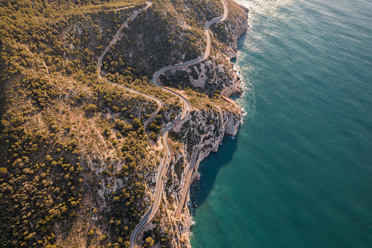 Estos motoristas adelantaron así en la costa del Garraf sin saber que les estaban grabando: la multa con pérdida de puntos a la que se enfrentan