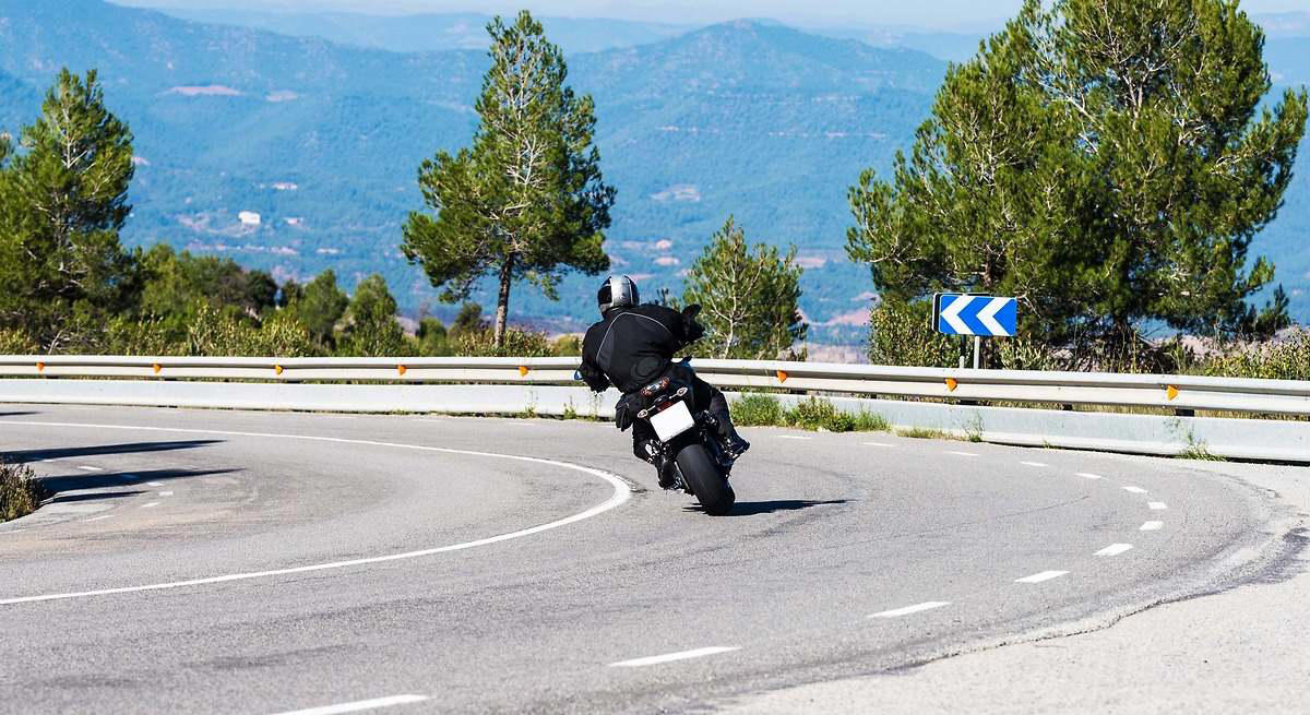 El aviso de la DGT a los motoristas para coger una curva con seguridad: 