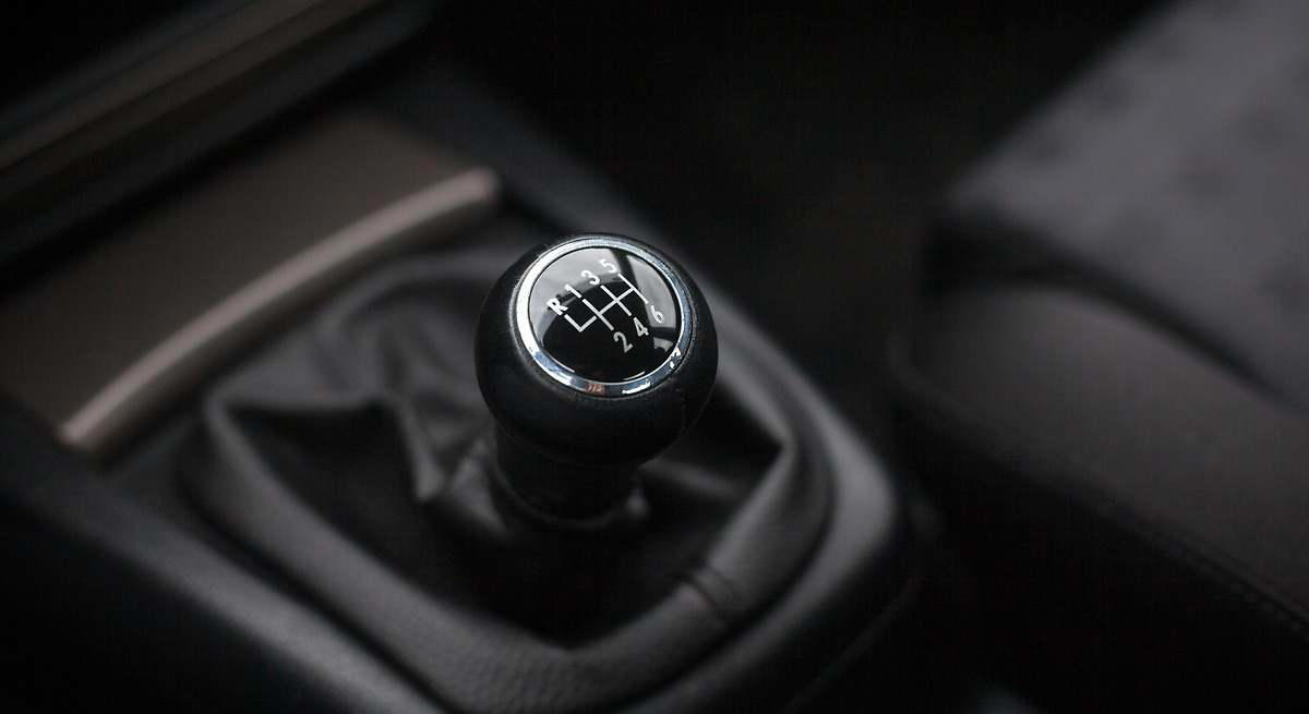 Cuándo conviene arrancar un coche en segunda marcha y por qué puede ayudarte en ciertas situaciones