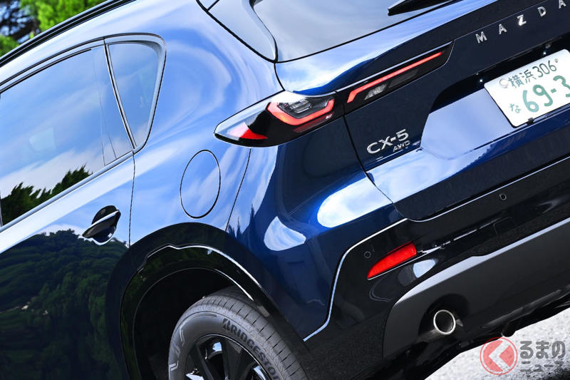 9年ぶり全面刷新！ マツダ新型「ミドルSUV」発売！ メーカー初の“画期的システム”＆「広い後席空間」の上質内装が魅力！ 新グリル×特徴的なヘッドライトの“精悍顔”が目を惹く「3代目 CX-5」登場！