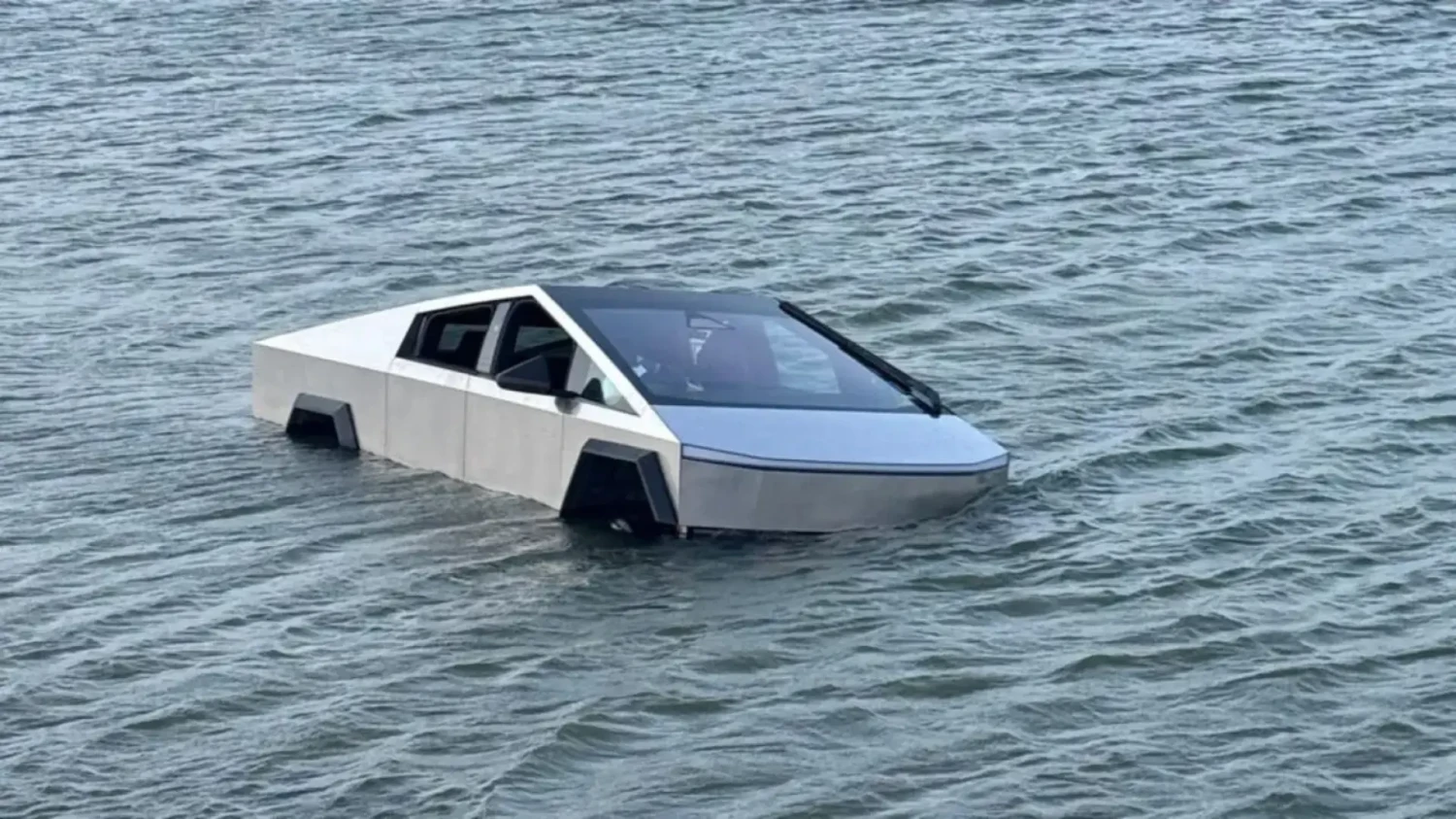 Tesla, La Policía arresta al conductor de un Tesla Cybertruck que lo dejó abandonado tras meterlo en un lago