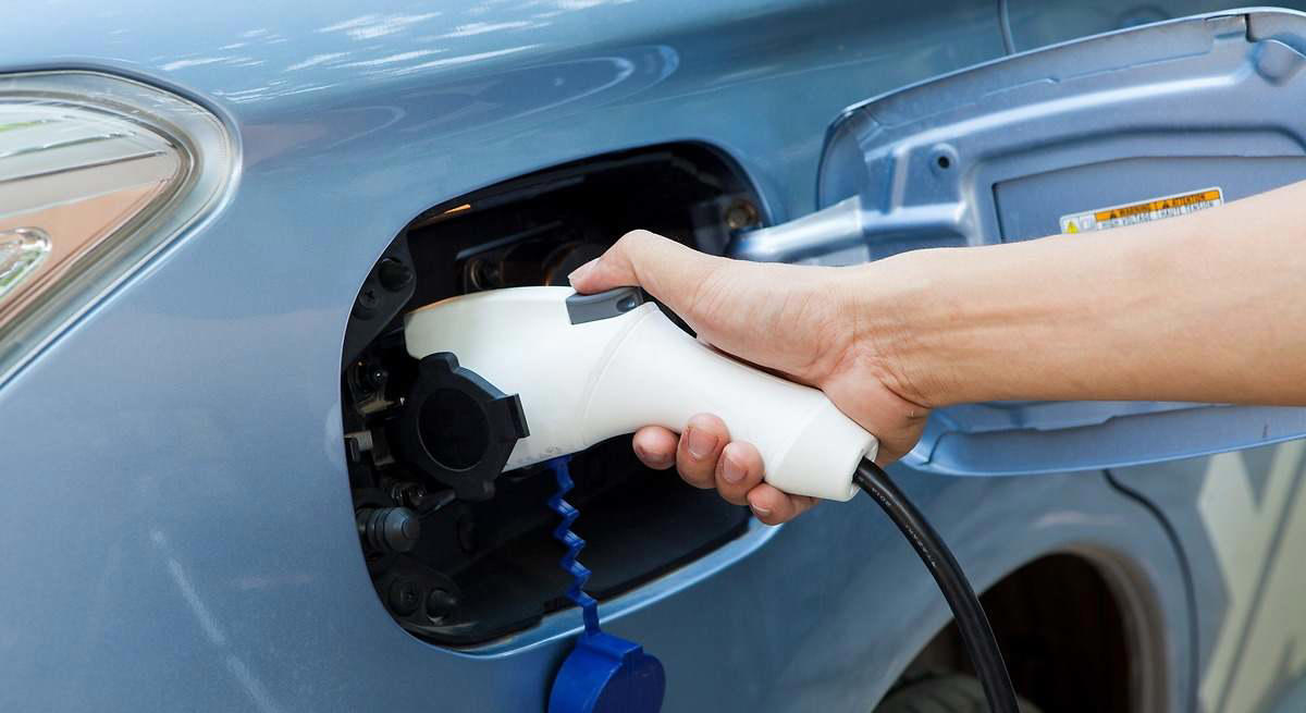 Un nuevo estudio sale en defensa de los coches eléctricos: cuestan lo mismo que los de combustión pero reducen las emisiones un 60%