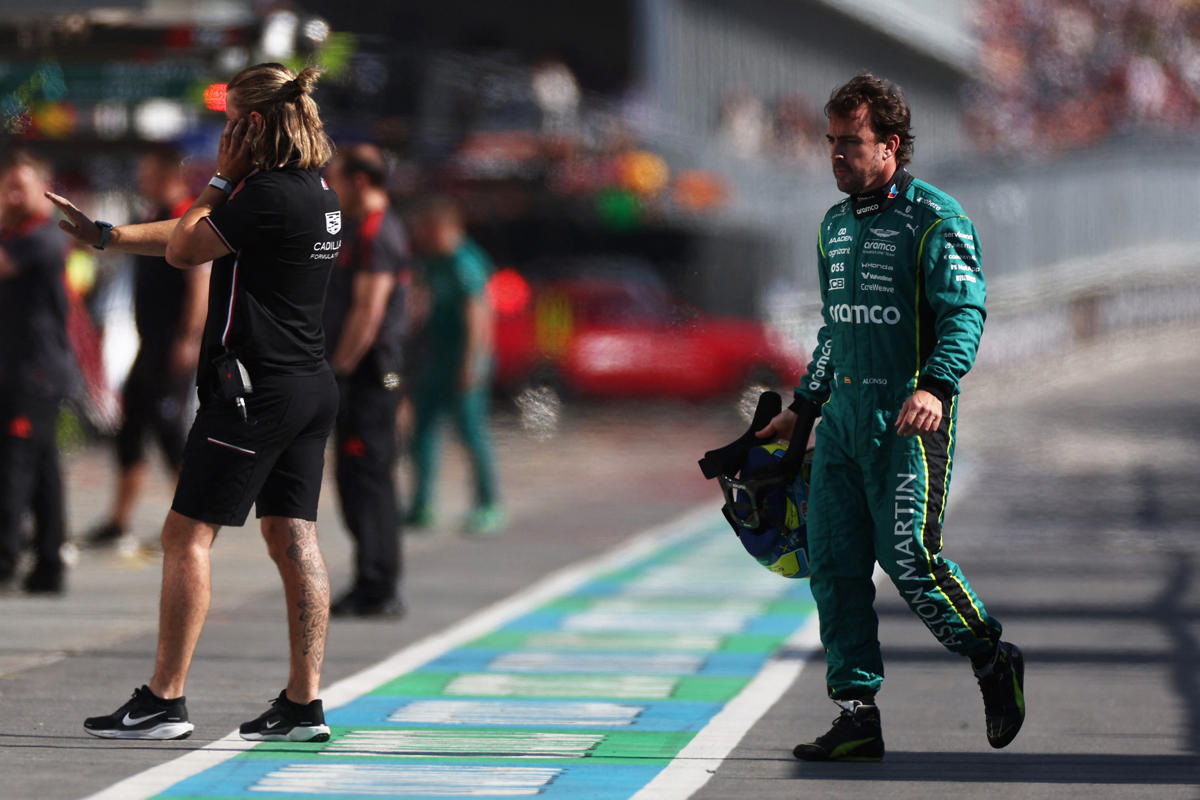 El mejor viernes de Alonso termina contra el muro