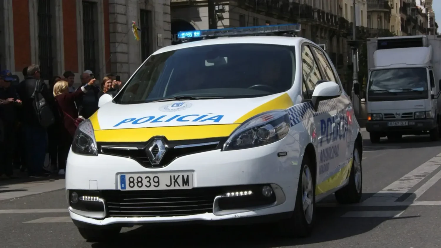 Multan al coche de la Policía mientras realizaban el registro en el despacho de Zapatero
