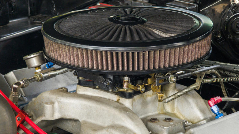 What's the difference between a throttle body and a carburetor?
