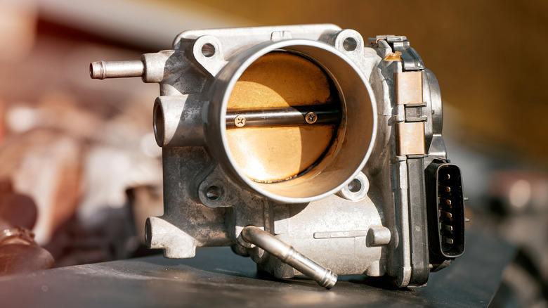 What's the difference between a throttle body and a carburetor?