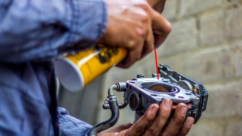 What's the difference between a throttle body and a carburetor?