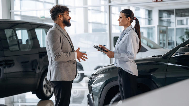Does selling a car at dealer invoice mean the salesperson makes nothing?