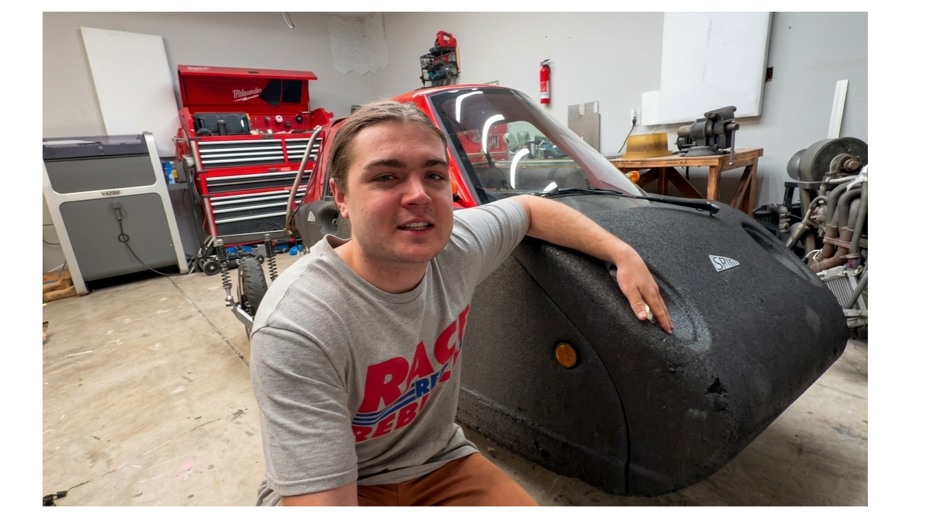El coche eléctrico más raro que hemos visto: un Spira modificado circulando por vías de tren abandonadas
