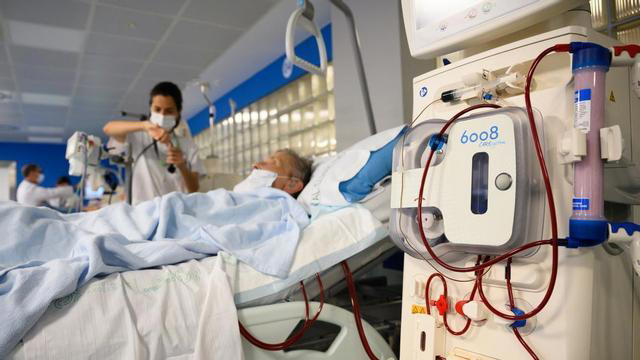 El Hospital Clínic de Barcelona impulsa una estrategia para reducir un 22% el CO2 de la diálisis