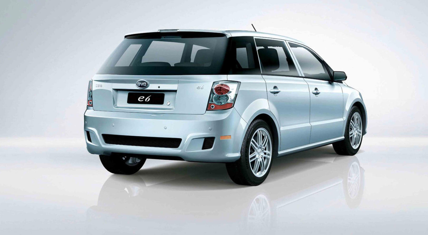 BYD, BYD e6, Todos pensando que es una marca de coches eléctricos nueva, pero BYD llegó a Europa hace una década con el e6