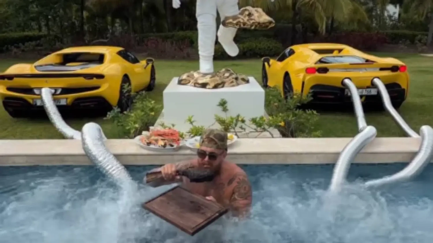 Ferrari, El youtuber que peleó contra Mike Tyson se monta un jacuzzi millonario con sus dos Ferrari