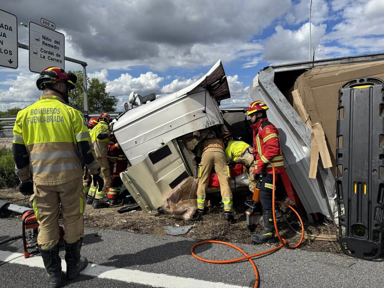 Vuelca un camión en una carretera de Leganés y deja a su conductor atrapado durante al menos dos horas