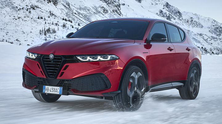 Alfa Romeo baja 8.600 € el Tonale híbrido presumiendo de algo que el BMW X1 y Audi Q3 no igualan, tacto de conducción