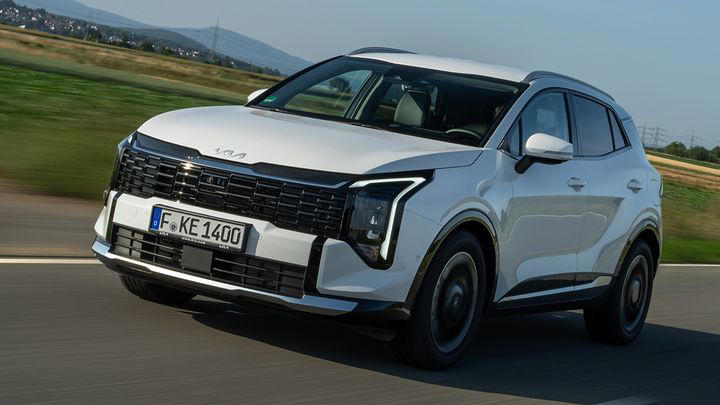 KIA rebaja 10.000 € el Sportage HEV y deja sin argumento a los híbridos chinos con un precio que alarma a Toyota