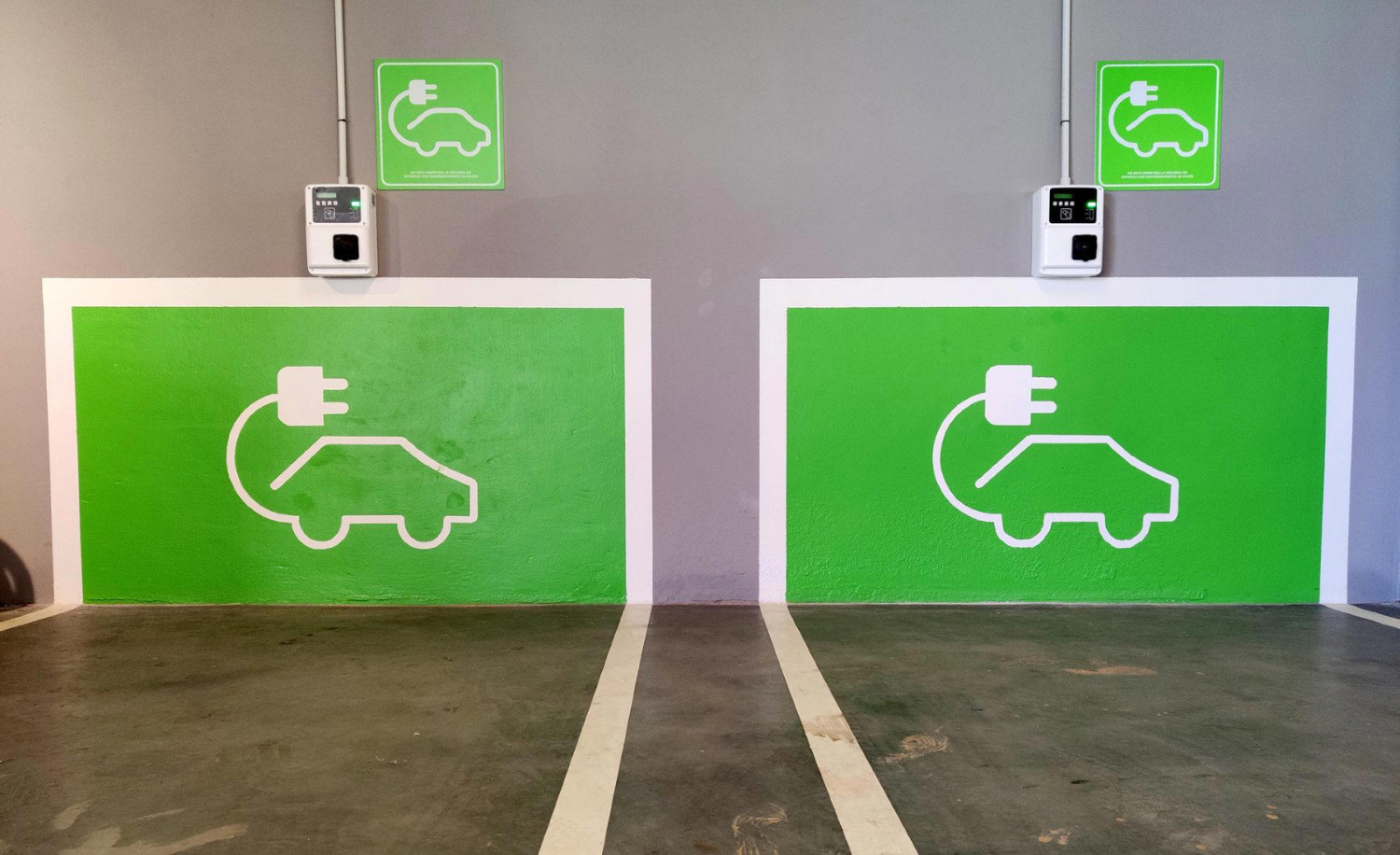 Quería cargar su coche eléctrico y vio que otro estaba aparcado con el cable desconectado: cogió un extintor y acabó perdiendo los nervios