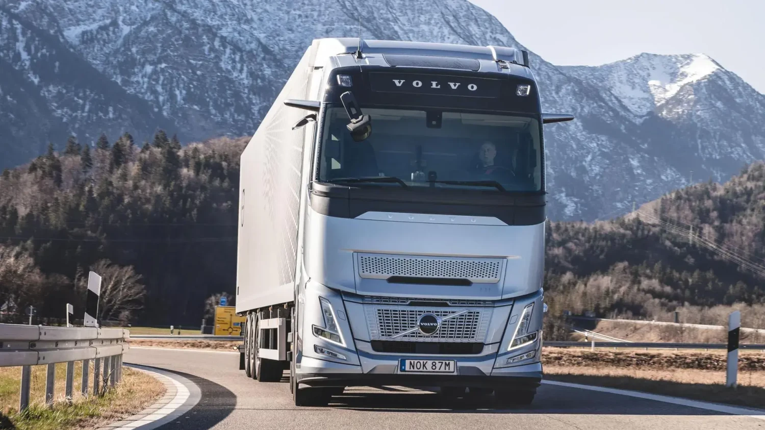 Volvo, No solo los coches utilizan plataformas multienergía. Ahora Volvo presenta su propuesta junto a motores de 13 litros de cilindrada