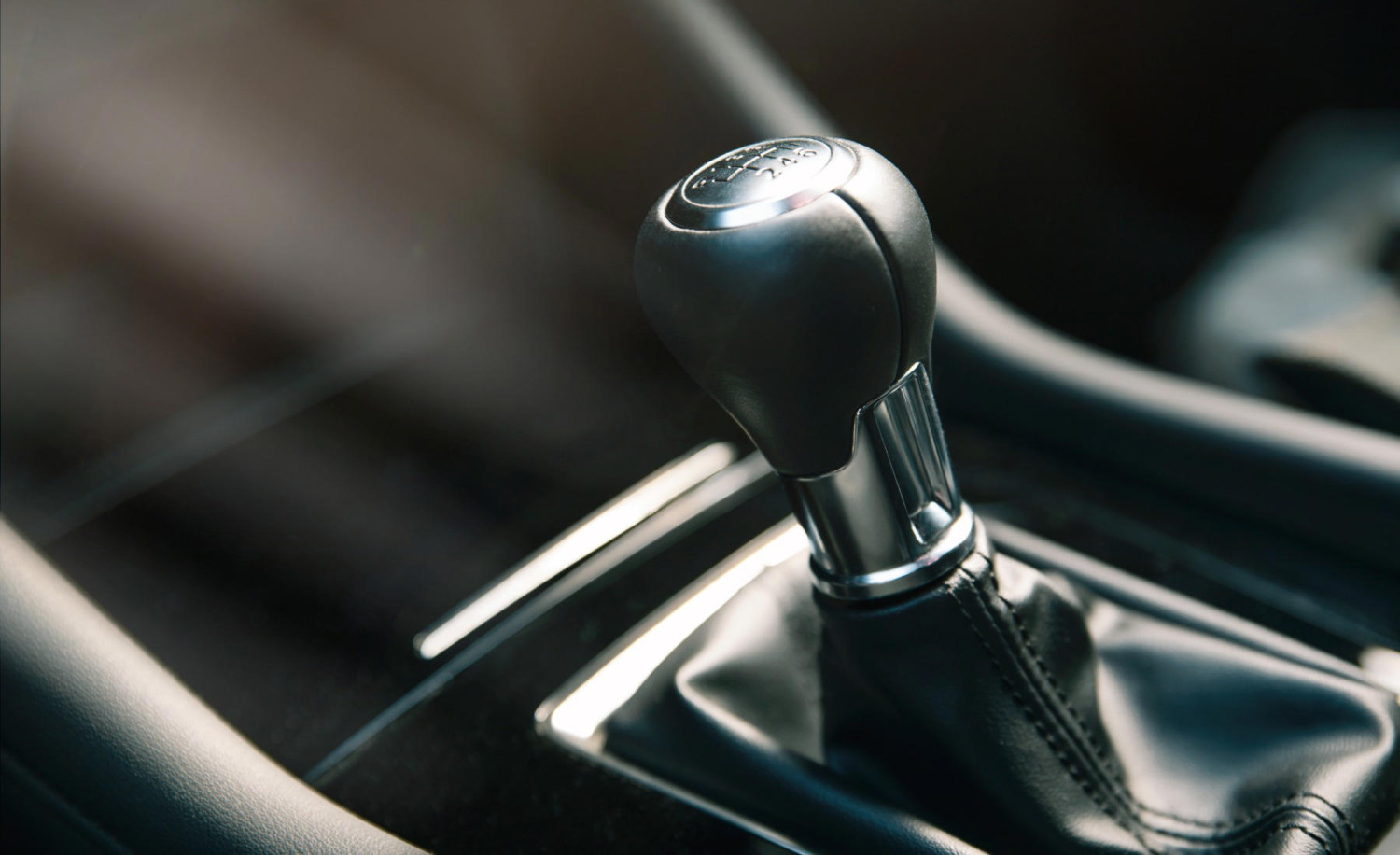 ¿A cuantas revoluciones se cambia de marcha en un coche de gasolina?: esta es la clave para consumir menos combustible