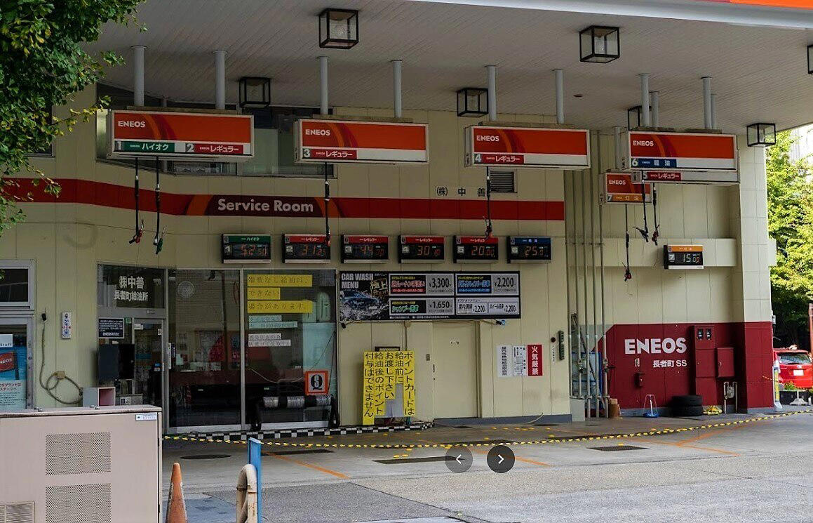 El pequeño letrero que arrasa en las gasolineras: te ayuda a ahorrar tiempo al repostar y evita los atascos