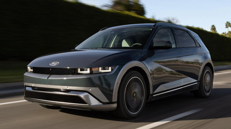 Do hybrids and EVs really get better MPG when city driving?