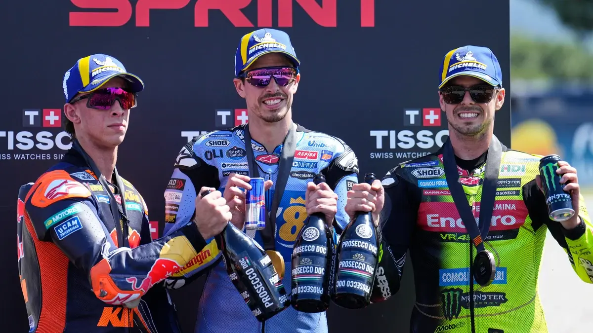 Álex Márquez le gana a Acosta la sprint más ajustada de la historia de MotoGP