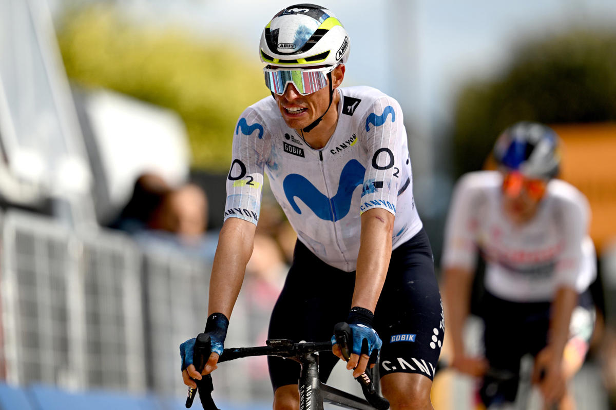 Enric Mas, con el maillot del Movistar femenino en varias etapas del Giro