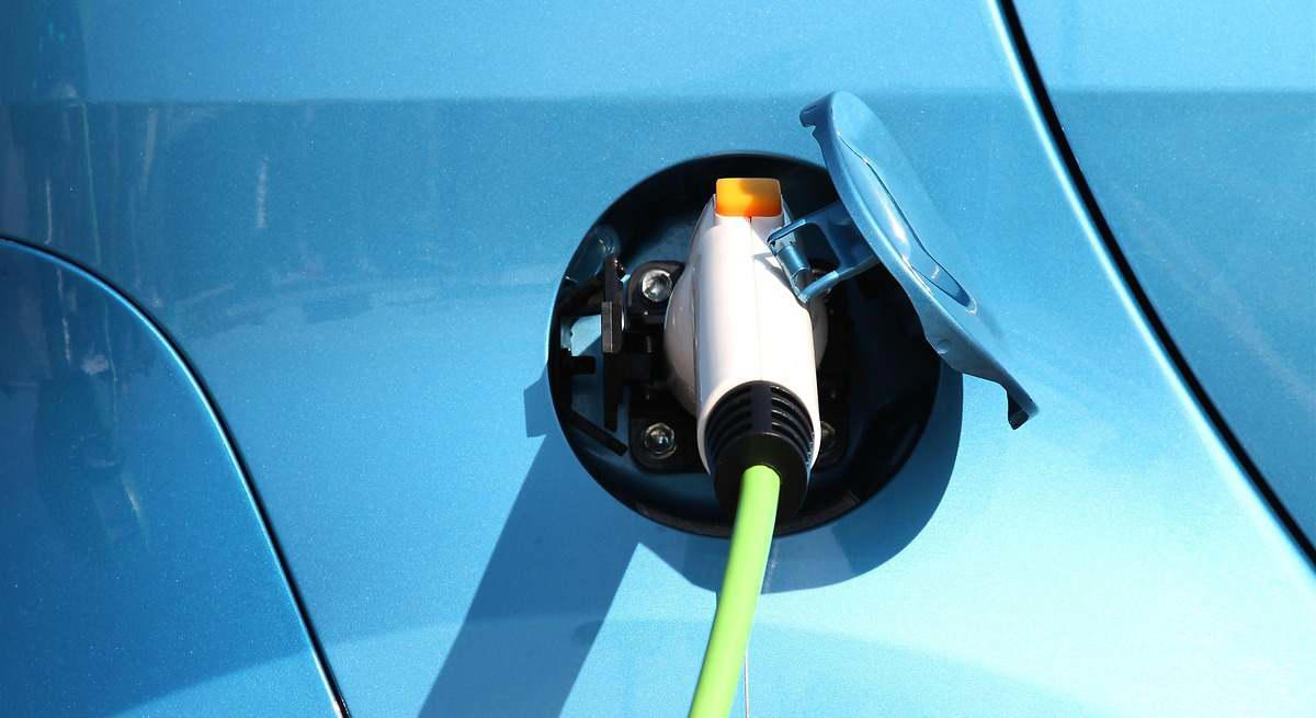 La OCU señala otro problema de los coches eléctricos: el seguro a todo riesgo cuesta un 36% más que en un gasolina