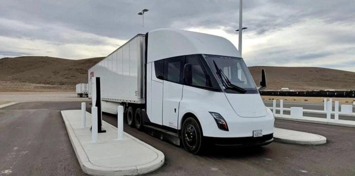 Tesla empieza a entregar el Semi: 805 km de autonomía y una tecnología que cambia por completo el camión eléctrico