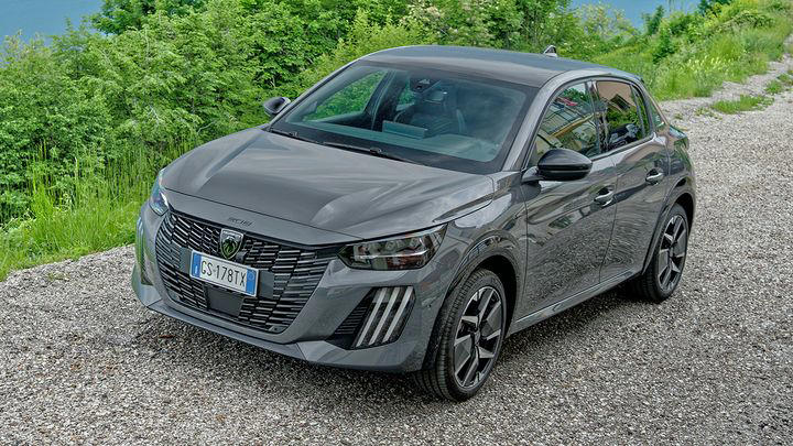 El Peugeot 208 desafía al MG3 de gasolina con más de 6.700 € de rebaja, es igual de barato y su motor consume menos