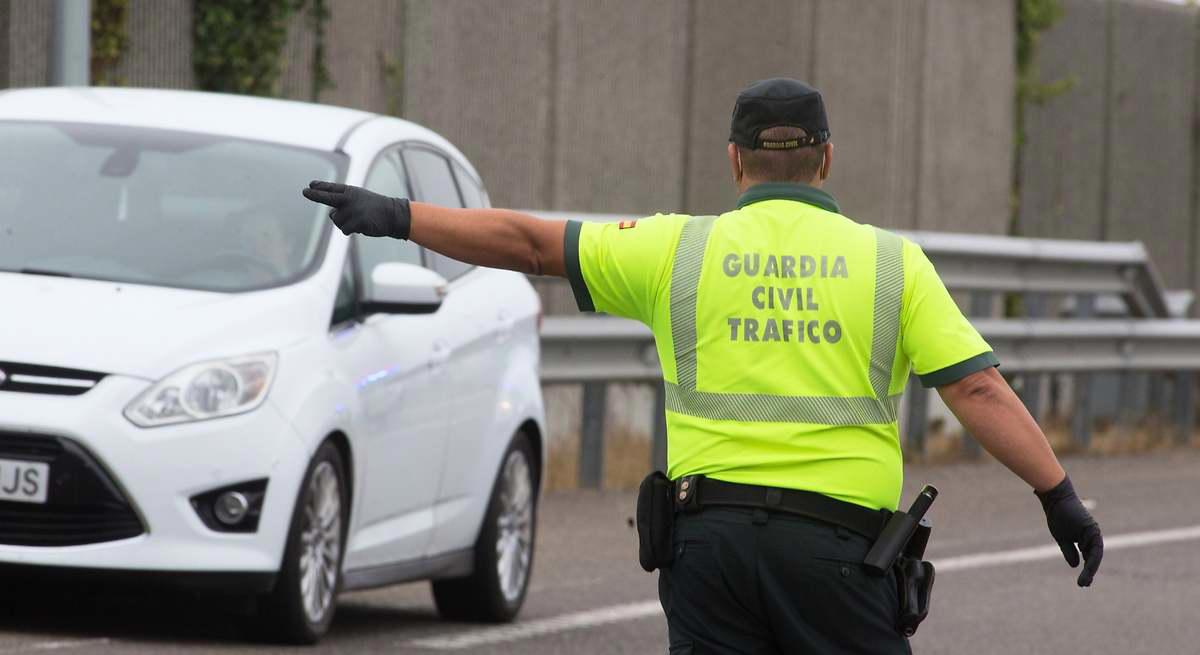 Multas de 200 euros por utilizar los chorros del limpiaparabrisas con el coche en marcha: la DGT advierte a todos los conductores