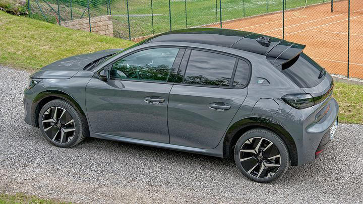 El Peugeot 208 desafía al MG3 de gasolina con más de 6.700 € de rebaja, es igual de barato y su motor consume menos