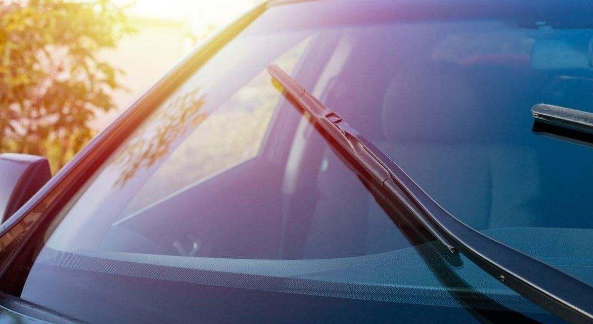 Qué son los puntos negros del parabrisas del coche y para qué sirven: no puedes ni debes quitarlos