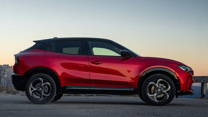 Alfa Romeo Junior, toda la tecnología del Biscione en su SUV más pequeño y accesible