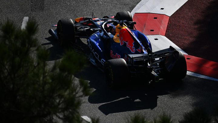 Russell conquista Bakú en el primer doble podio de Red Bull desde 2024; Sainz puntúa y Aston Martin vuelve a naufragar