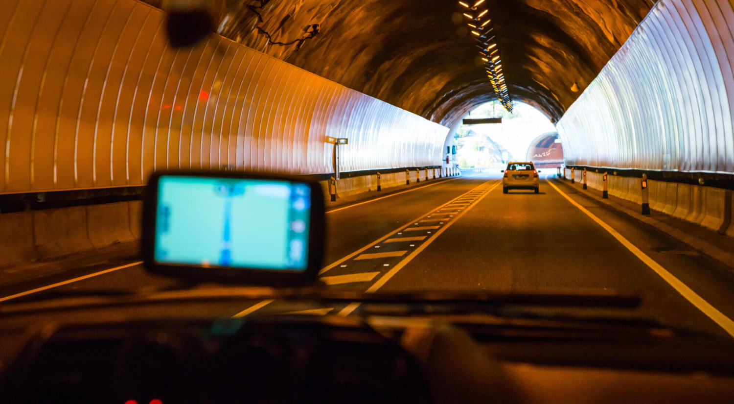 Viajar en Semana Santa: si voy conduciendo en un túnel y me quedo tirado, ¿la baliza V-16 funciona en una zona sin cobertura?