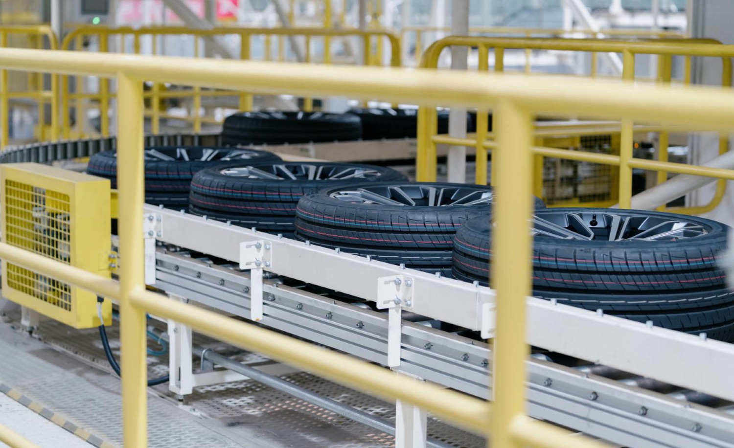 Secreto revelado: ¿para qué sirven realmente los ‘pelitos’ de los neumáticos nuevos?