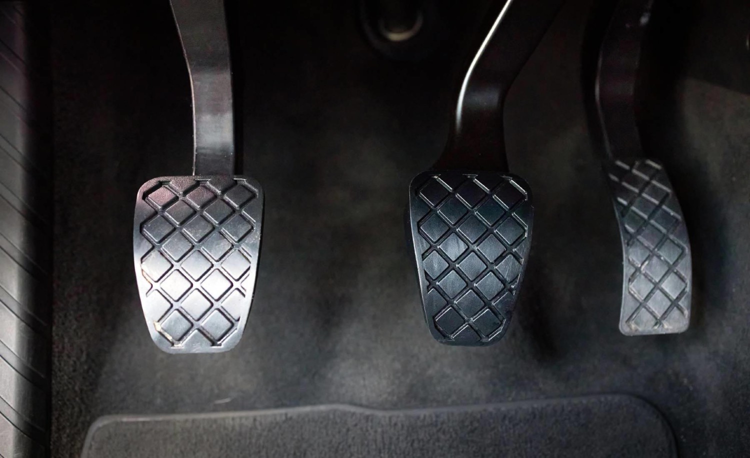 Arrancar de manera inteligente: ¿es aconsejable que pises el embrague antes?