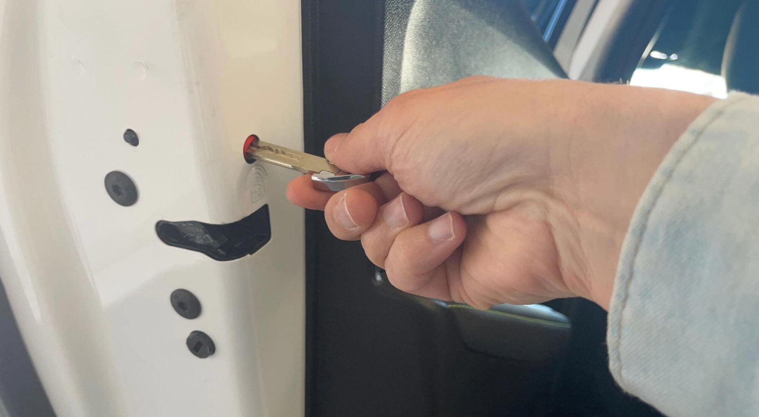 Un sistema de seguridad escondido en las puertas: el secreto que todos los conductores deben saber