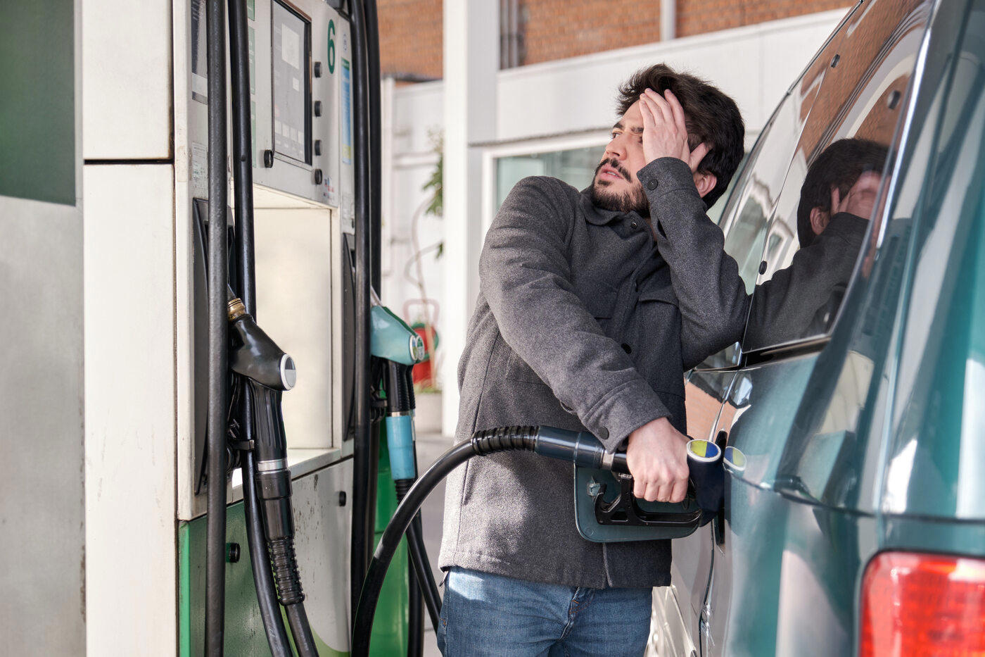 Echar gasolina por la tarde: el motivo por el que es un error