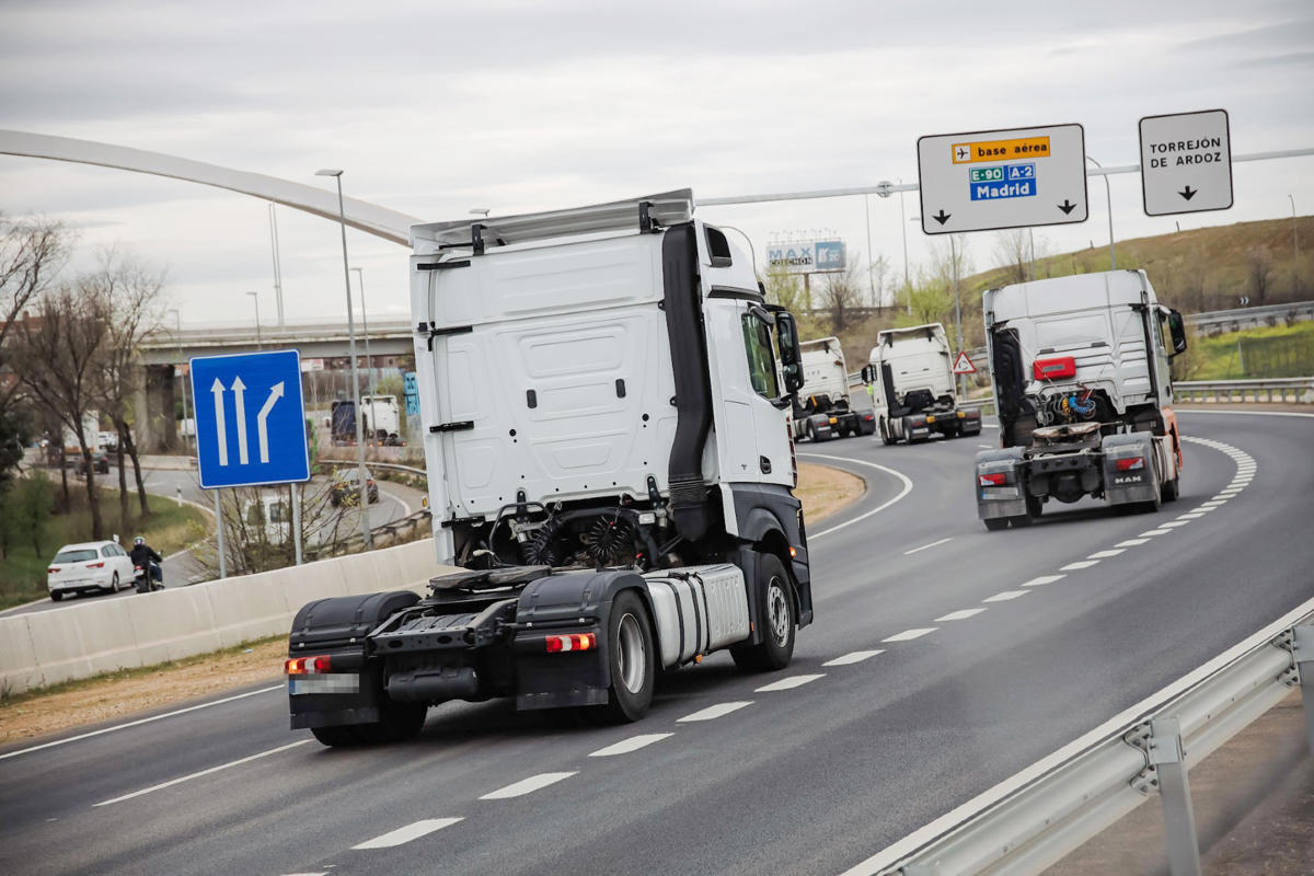 La Guardia Civil vigiló en febrero a 26.000 camiones y autobuses: denunció a más de 5.000 conductores por falta de descanso e inmovilizó a 46