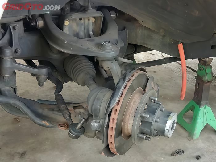 Kaki-kaki Mobil Bekas Taksi Online Sering Bermasalah, Gini Periksanya!