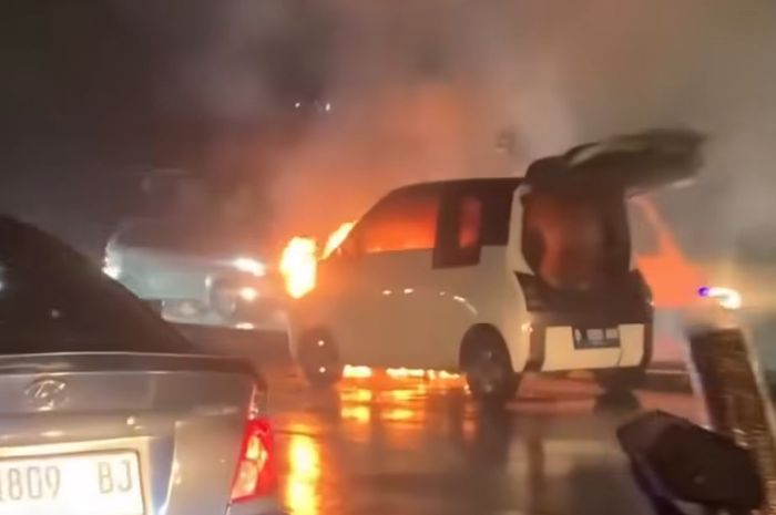 Di Tengah Hujan, Wuling Air EV Ludes Dilahap Si Jago Merah di Bandung