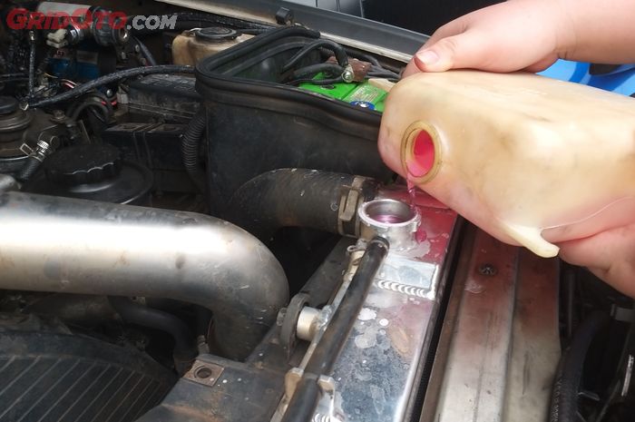 Mirip Kembung di Perut Manusia, Begini Cara Keluarin Angin di Radiator Mobil
