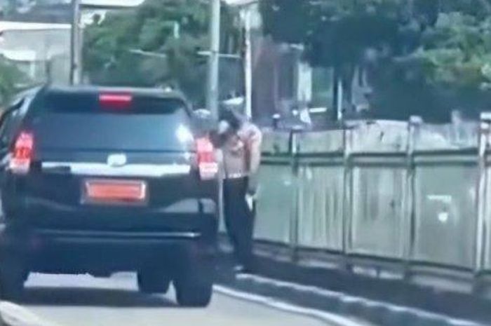 Mobil Dinas Terobos Jalur Transjakarta Dapat Hormat Dari 2 Polisi, Dirlantas Bilang begini