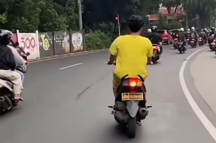 Yamaha, Merasa Kebal, Pemotor Yamaha Soul GT Pakai Pelat Dinas Polisi Tanpa Helm