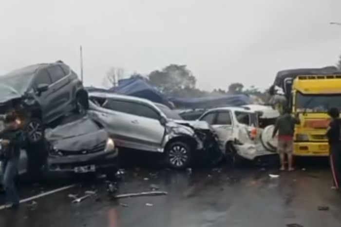 Ini yang Dimaksud Jackknifing, Penyebab Tubrukan Beruntun Tol Cipularang KM 92