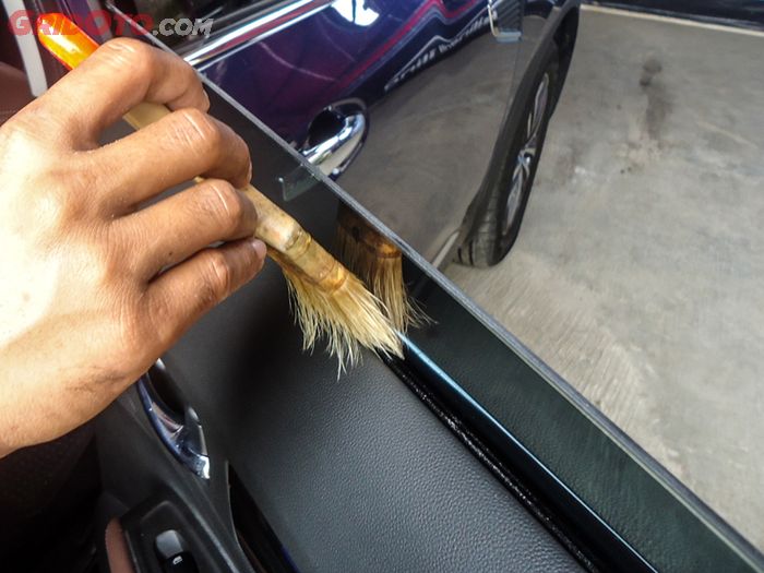 Cara Merawat Power Window Mobil Bekas Dengan Cairan Silicone Spray