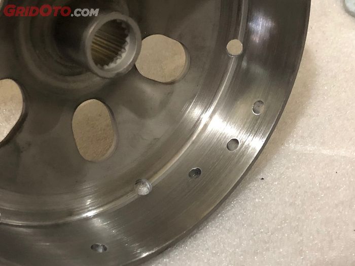 Selain Bikin Enteng, Ini Fungsi Melubangi Mangkok Kampas Ganda Motor Matic
