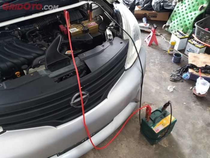 Begini Cara Menyalakan Mobil Yang Mogok Karena Aki Soak Tanpa Jumper Aki